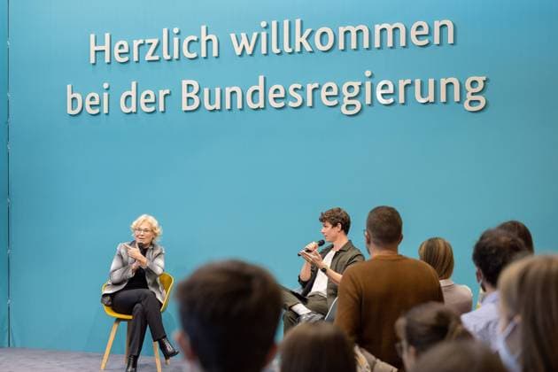 Frankfurt am Main Frankfurt, Frankfurter Buchmesse 2022, 23.10.2022 Die SPD-Politikerin und Verteidigungsministerin Christine Lambrecht am Stand der Bundesregierung auf der Frankfurter Buchmesse. Die Frankfurter Buchmesse 2022 vom 19. Oktober bis 23. Oktober unter dem Zentralen Thema Übersetzen. *** Frankfurt am Main Frankfurt, Frankfurt Book Fair 2022, 23 10 2022 The SPD politician and Minister of Defense Christine Lambrecht at the booth of the German government at the Frankfurt Book Fair The Frankfurt Book Fair 2022 from 19 October to 23 October under the central theme of translating Copyright: xDennisxDuddek xEibnerxPressefotox EP_DDK