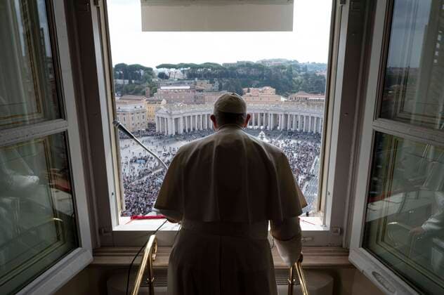 Bilder des Jahres 2022, News 10 Oktober News Bilder des Tages Italy, Rome, Vatican, 2022 10 23 .Pope Francis adresses the crowd from the window of the Apostolic Palace overlooking Saint Peter s Square during the Angelus prayer in the Vatican. Photograph by Vatican Mediia Catholic Press Photo . RESTRICTED TO EDITORIAL USE - NO MARKETING - NO ADVERTISING CAMPAIGNS.  Copyright: xVATICANxMEDIAx xipa-agency.netx xVaticanxMediax