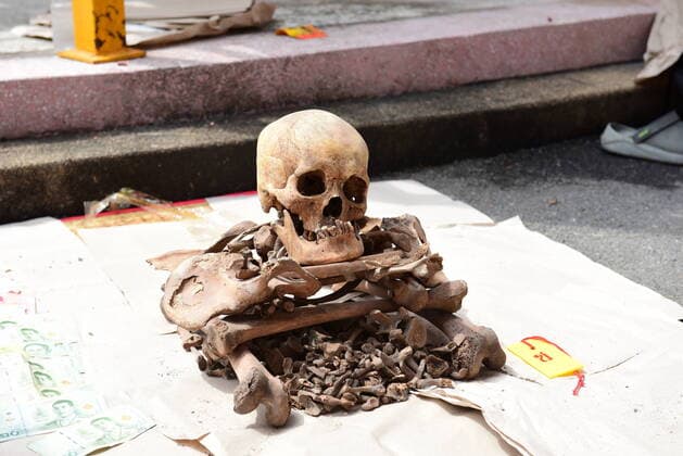 Bilder des Jahres 2022, News 10 Oktober Thailand, Chinesischstämmige Thailänder exhumieren Tote für Zeremonie in Bangkok Thailand: Excavating unclaimed bodies in Bangkok Volunteers, participated in the tradition of exhuming the bodies of the deceased, unclaimed rising from the grave to clean human skeletons and collect them and prepare them for a merit-making ceremony according to religious belief of Thai people of Chinese descent At Teochew Chinese Cemetery (Wat Don Cemetery), Sathorn District, Bangkok. Bangkok Thailand Copyright: TeeraxNoisakran