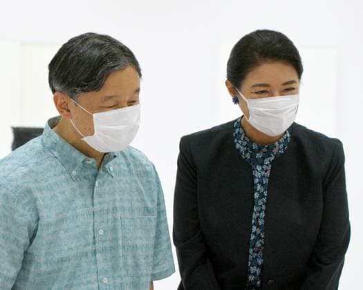 Kaiser Naruhito und Kaiserin Masako besucht Okinawa Craft Industry Promotion Center in Tomigusuku Japan s Emperor Naruhito and Empress Masako observe during the modeling workshop at the Okinawa Craft Industry Promotion Center in Tomigusuku, Okinawa-Prefecture, Japan on Sunday, October 23, 2022. 1 TKP2022102308 KEIZOxMORI