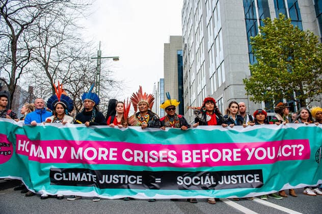 Bilder des Jahres 2022, News 10 Oktober News Bilder des Tages October 23, 2022, Brussels, Belgium: Indigenous people hold a banner during a climate march. Thousands of people gathered at the Brussels North station to protest against the lack of action on the climate crisis, during a climate march organized by The Climate Coalition (a national non-profit organization that unites more than 90 organizations around the theme of climate justice). With this march, they demand to fight the energy crisis with a single energy policy between the Regions and the Federal State which allows Belgium to achieve 100% renewable energy before 2050, and to fight against the agricultural crisis with a long-term vision and transformation of the agricultural sector with nature and climate at its center. Brussels Belgium - ZUMAs197 20221023_zaa_s197_158 Copyright: xAnaxFernandezx