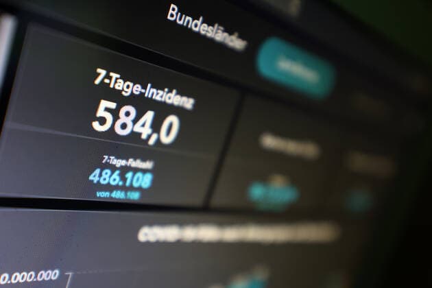 RKI dashboard, 7 day incidence is now 584.0 7 day incidence, RKI dashboard on a monitor on 24 10 2022 in Siegen Germany.
