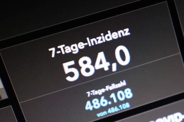 RKI dashboard, 7 day incidence is now 584.0 7 day incidence, RKI dashboard on a monitor on 24 10 2022 in Siegen Germany.
