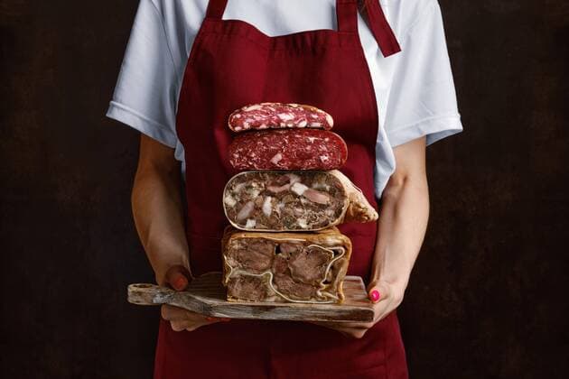  Unbekannte Frau hält ein Brett in der Hand mit gekochtem Schweinefleisch, Rinderzungenrolle und hausgemachter Wurst *** unknown Woman holds a Board in the Hand with cooked Pork meat, beef tongue roll and Homemade Sausage Copyright: imageBROKER/AlekseixIsachenko ibxaii08717432.jpg ,model released, Symbolfoto ,property released