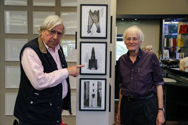 Bazon Brock, Timm Ulrichs, Denkerei, Berlin 7.5.2015. Dazwischen ein Bild von Brocks Kopfstand. Als er den Kopfstandt beim Fluxus-Abend des ASTA der TH Aachen am 20.7.1964 den Kopfstand machte, sprang Ulrichs, der eingeladen war, auf die Bühne und stieß Brock um und wurde dann aus dem Saal befördert. Knapp 51 Jahre später sind beide freundschaftlich verbunden und posieren vor dem Kopfstandfoto. *** Bazon Brock, Timm Ulrichs, Denkerei, Berlin 7 5 2015 In between a picture of Brocks headstand When he did the headstand at the Fluxus evening of the ASTA of the TH Aachen on 20 7 1964, Ulrichs, who had been invited, jumped on stage and knocked Brock over and was then promoted out of the hall Almost 51 years later the two are on friendly ter