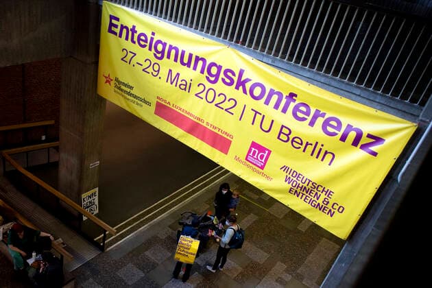 Konferenz Deutsche Wohnen und Co enteignen DEU, Deutschland, Germany, Berlin, 28.05.2022 Teilnehmer der Initiative Volksentscheid Deutsche Wohnen und Co enteignen, der Rosa Luxemberg Stiftung und dem AstA der TU mit t-shirt Housing For People Not for Profit Housing action waehrend der Enteignungskonferenz Konferenz von Mieterorganisationen und politischen Initiativen gegen hohe steigende Mieten, teure Modernisierungen, Gentrifizierung und Zwangsraeumungen unter dem Motto Wir Muessen Reden an der TU Berlin. Fuer die Unterstuetzung der Kampagne Deutsche Wohnen und CO Enteignen Gegen Verdraengung und Mietenwahnsinn, Mieten Wahnsinn stoppen Mietenwahnsinn. en: Participant of the initiative referendum Deutsche Wohnen und Co expropriate, the Ro