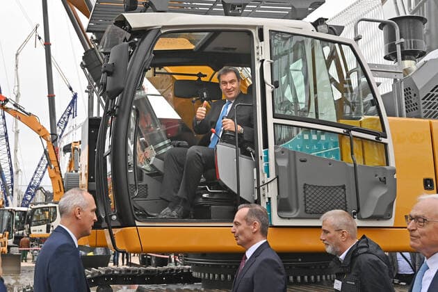 News Themen der Woche KW43 News Bilder des Tages Markus SOEDER (Ministerpraesident Bayern und CSU Vorsitzender) und Volker WISSING (FDP,Bundesminister fuer Verkehr,Bau und Infrastruktur) beim Messerundgang beim Hersteller Liebherr.Soeder im Fuehrerhaus von einem Bagger. Faszination bauma 2022 eroeffnet nach Corona Unterbrechung ihre Pforten vomn 24.-30.10.2022 auf dem Messegelaende in Muenchen. Die bauma ist die groesste und wohl eindrucksvollste Fachmesse der Welt mit ueber 400 000 Besuchern. Die unangefochtene internationale Leitmesse begeistert darueber hinaus auch durch ihre Vollstaendigkeit: Alle Branchen. Alle Marktfuehrer. Viele Innovationen. Baufahrzeuge und Baugeraete Baukraene,Kraene auf der Freiflaeche der Messe Muenchen Riem. *** Markus SOEDER State Premier of Bavaria and CS
