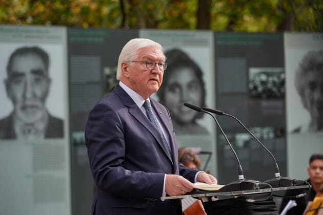 Bilder des Jahres 2022, News 10 Oktober News Themen der Woche KW43 News Bilder des Tages Gedenkveranstaltung am Denkmal fuer die im Nationalsozialismus ermordeten Sinti und Roma Europas am Montag (24.10.2022) anlaesslich des zehnten Jahrestags in Berlin. (Foto: Bundespraesident Frank-Walter Steinmeier) Die Errichtung des Denkmals fuer die ermordeten Sinti und Roma wurde 1992 von der Bundesregierung beschlossen. Feierlich eingeweiht wurde das Werk des im vergangenen Jahr verstorbenen israelischen Kuenstlers Dani Karavan zwanzig Jahre spaeter am 24. Oktober 2012. (Siehe epd-Meldung vom 24.10.2020) Gedenkveranstaltung am Denkmal fuer die im Nationalsozialismus ermordeten Sinti und Roma *** Memorial ceremony at the memorial for the Sinti and Roma of Europe murdered under National Socialism on Monday 24 10 2022 on the occasion of th Copyright: epd-bild ChristianxDitsch EDITORIAL USE ONLY