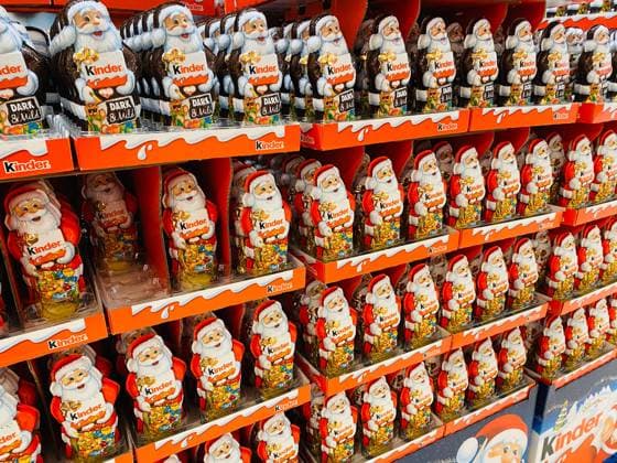 24.10.2022, Deutschland, NRW, Lebensmittel, Einzelhandel, Ernährung, Schoko-Nikoläuse in einem Supermarkt-Regal, Kinder-Schokolade, Nikolaus, Weihnachten NRW Deutschland *** 24 10 2022, Germany, NRW, food, retail, nutrition, chocolate Santa Clauses on a supermarket shelf, children chocolate, Santa Claus, Christmas NRW Germany Copyright: xDoritxKerlekin SnowfieldxPhotographyx SF241022NikolaeuseD01