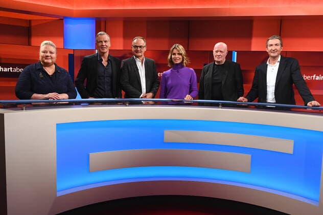Entertainment Themen der Woche KW43 Entertainment Bilder des Tages Antje Hermenau, Henry Maske, Moderator Frank Plasberg, Jessy Wellmer und Stefan Creuzberger , l-r, zu Gast in der ARD Talkshow Hart aber fair mit dem Thema Eine Frage der Herkunft: Warum sehen Ost- und Westdeutsche Russlands Krieg so anders? *** Antje Hermenau, Henry Maske, host Frank Plasberg, Jessy Wellmer and Stefan Creuzberger , l r, guest on the ARD talk show Hart aber fair with the topic A question of origin Why do East and West Germans see Russias war so differently