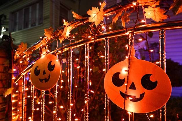 Halloween Decorations In New York Halloween decorations outside a house in Queens area, New York, United States, on October 24, 2022. New York United States  Copyright: xBeataxZawrzelx originalFilename: zawrzel-hallowee221024_npWQn.jpg