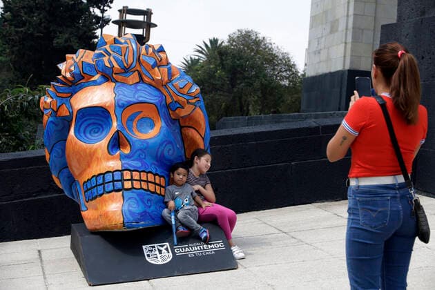 October 24, 2022, Mexico City, Mexico: Persons attend the skulls exhibition in tribute to the Mexican artist Frida Kahlo at Monument to the Revolution. on October 24, 2022 in Mexico City, Mexico. Mexico City Mexico - ZUMAe321 20221024_zia_e321_014 Copyright: xLuisxBarronx
