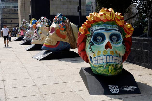 October 24, 2022, Mexico City, Mexico: Persons attend the skulls exhibition in tribute to the Mexican artist Frida Kahlo at Monument to the Revolution. on October 24, 2022 in Mexico City, Mexico. Mexico City Mexico - ZUMAe321 20221024_zia_e321_021 Copyright: xLuisxBarronx