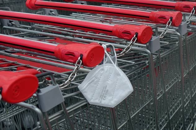 Shopping cart and mouth mask Shopping cart and mouth mask, 24 10 2022, Beelitz, Brandenburg, A mouth mask hangs on shopping cart in front of a shopping center