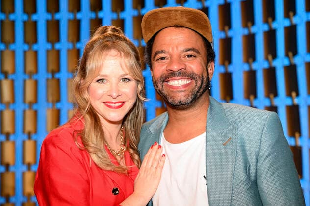 Jasmin Schwiers and Simon Pearce at the Bavarian Cabaret Award 2022 at the Lustspielhaus Munich, 24 10 2022 Foto:xR.xHeinex xFuturexImage
