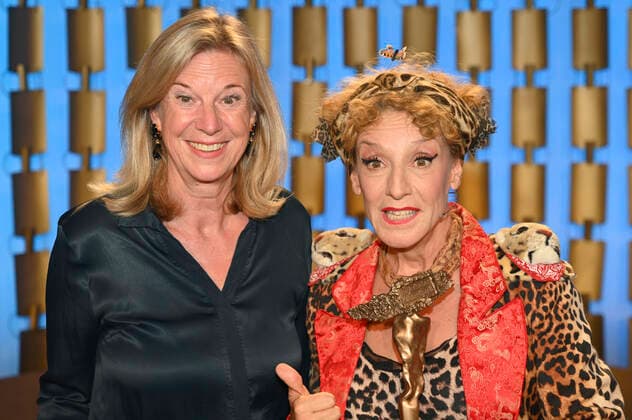 Sissi Perlinger with guest at the award ceremony of the Bavarian Cabaret Award 2022 in the Lustspielhaus Munich, 24 10 2022 Foto:xR.xHeinex xFuturexImage
