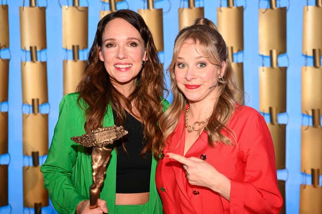 Carolin Kebekus and Jasmin Schwiers at the award ceremony of the Bavarian Cabaret Award 2022 in the Lustspielhaus Munich, 24 10 2022 Foto:xR.xHeinex xFuturexImage
