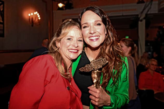 Jasmin Schwiers and Carolin Kebekus at the award ceremony of the Bavarian Cabaret Award 2022 in the Lustspielhaus Munich, 24 10 2022 Foto:xR.xHeinex xFuturexImage