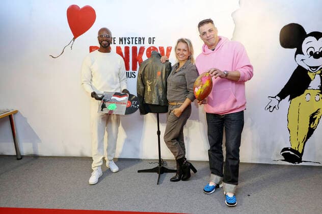 Bilder des Jahres 2022, Entertainment 10 Oktober Entertainment Themen der Woche KW43 Yared Dibaba, Nova Meierhenrich und Carsten Spengemann beim Charity Event in der Banksy Ausstellung im ehemaligen Galeria Kaufhof Gebäude, bei dem Promis Dinge mit Banksy Motiven bemalen, damit diese versteigert werden können. Hamburg, 24.10.2022 *** Yared Dibaba, Nova Meierhenrich and Carsten Spengemann at the charity event in the Banksy exhibition in the former Galeria Kaufhof building, where celebrities paint things with Banksy motifs so that they can be auctioned Hamburg, 24 10 2022 Foto:xgbrcix xFuturexImage