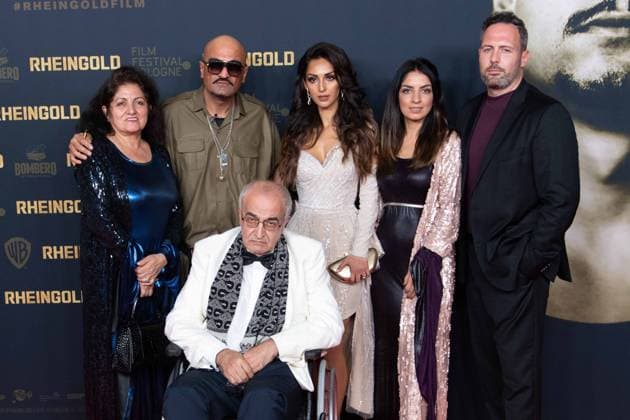 Giwar HAJABI, aka XATAR, rapper, back row 2 v l with his parents and siblings, from left Ghazalleh Pakseresht, Xatar, Farvah Heidari, Giyar Schlaffner and Daniel Schlaffner, front Eghbal Hajabi red carpet, red carpet show, arrival, arrival, photocall for the film RHEINGOLD at the Film Festival Cologne 2022 in Cologne, 22 10 2022