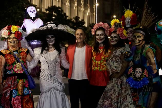 October 24, 2022, Mexico City, Mexico: The head of government of Mexico City, Claudia Sheinbaum Pardo, turned on the lights highlighting La Catrina, created by Joso Guadalupe Posada, in the Zocalo of Mexico City, as part of the Day of the Dead. on October 24, 2022 in Mexico City, Mexico. Mexico City Mexico - ZUMAe321 20221024_zia_e321_045 Copyright: xLuisxBarronx