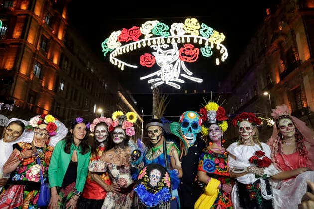 News Themen der Woche KW43 October 24, 2022, Mexico City, Mexico: Women characterized as Catrina take part during the lighting of the luminaries of Catrina, created by Joso Guadalupe Posada, in the framework of the Day of the Dead festivity. on October 24, 2022 in Mexico City, Mexico. Mexico City Mexico - ZUMAe321 20221024_zia_e321_046 Copyright: xLuisxBarronx