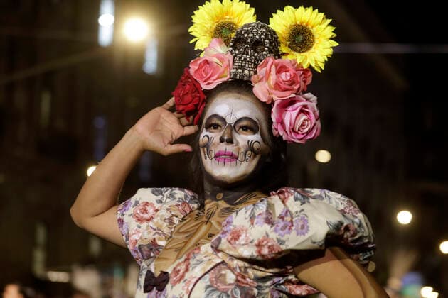 October 24, 2022, Mexico City, Mexico: A woman characterized as Catrina takes part during the lighting of the luminaries of Catrina, created by Joso Guadalupe Posada, in the framework of the Day of the Dead festivity. on October 24, 2022 in Mexico City, Mexico. Mexico City Mexico - ZUMAe321 20221024_zia_e321_050 Copyright: xLuisxBarronx