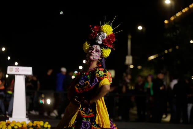 October 24, 2022, Mexico City, Mexico: A woman characterized as Catrina takes part during the lighting of the luminaries of Catrina, created by Joso Guadalupe Posada, in the framework of the Day of the Dead festivity. on October 24, 2022 in Mexico City, Mexico. Mexico City Mexico - ZUMAe321 20221024_zia_e321_051 Copyright: xLuisxBarronx