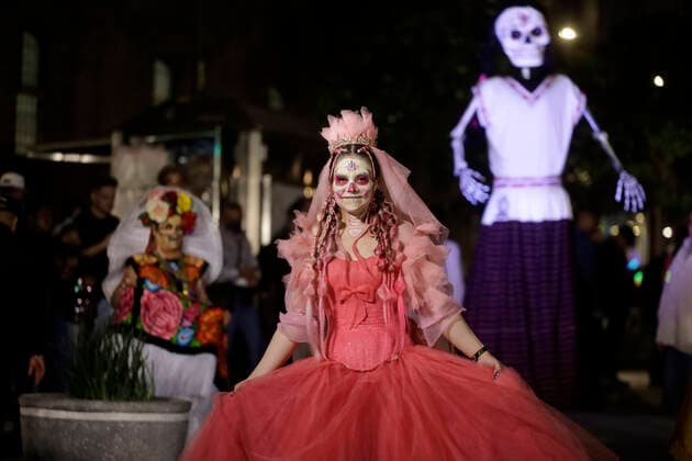 October 24, 2022, Mexico City, Mexico: A woman characterized as Catrina takes part during the lighting of the luminaries of Catrina, created by Joso Guadalupe Posada, in the framework of the Day of the Dead festivity. on October 24, 2022 in Mexico City, Mexico. Mexico City Mexico - ZUMAe321 20221024_zia_e321_054 Copyright: xLuisxBarronx