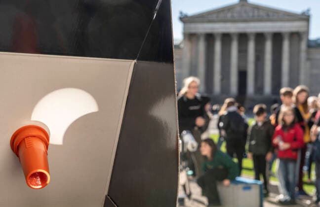 News Themen der Woche KW43 News Bilder des Tages Partielle Sonnenfinsternis, München, Königsplatz, 25. Oktober 2022, mittags Deutschland, München, 25. Oktober 2022, partielle Sonnenfinsternis, startete ab 11:14 Uhr, hier zu sehen auf einem sogenannten Solarscope (links), Sonne verdunkelt sich, Mond schiebt sich teilweise zwischen Sonne und Erde, Sonne in München zu 23 Prozent verdeckt, Beobachtergruppe des Deutschen Museums hat Teleskope mitgebracht, zeigt und erklärt Schulklassen und Passanten das Himmelsspektakel am Königsplatz, *** Partial solar eclipse, Munich, Königsplatz, 25 October 2022, noon Germany, Munich, 25 October 2022, partial solar eclipse, started from 11 14 oclock, here to see on a so-called Solarscope left , sun darkens, moon pushes itself partly between sun and ea
