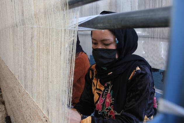 (221025) -- KABUL, Oct. 25, 2022 -- Women work at a carpet weaving plant in Kabul, Afghanistan, Oct. 24, 2022. (Photo by Xinhua) AFGHANISTAN-KABUL-CARPET WEAVER SaifurahmanxSafi 
