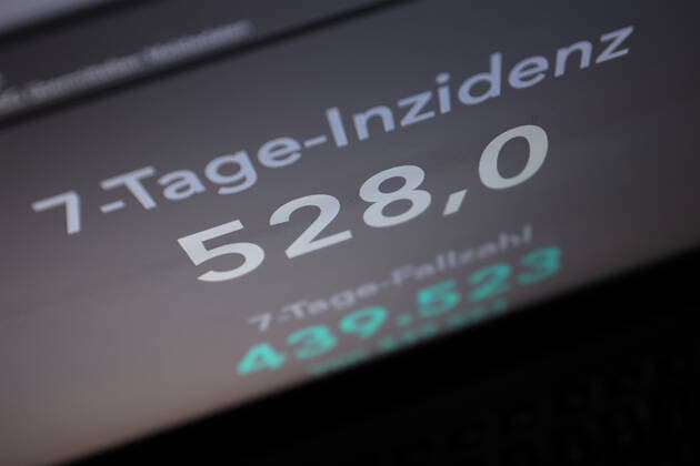 RKI dashboard, 7 day incidence is now 528.0 7 day incidence, RKI dashboard on a monitor on 26 10 2022 in Siegen Germany.