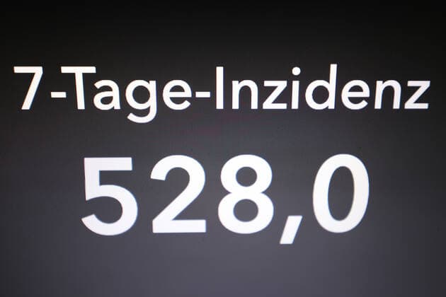 RKI dashboard, 7 day incidence is now 528.0 7 day incidence, RKI dashboard on a monitor on 26 10 2022 in Siegen Germany.