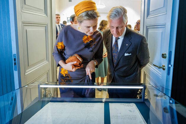 Bilder des Jahres 2022, Entertainment 10 Oktober Entertainment Themen der Woche KW43 Entertainment Bilder des Tages Queen Mathilde of Belgium and King Philippe - Filip of Belgium inspect the original copy of Lithuania s Act of Independence at the Historical Presidential Palace in Kaunas, during the official state visit of the Belgian Royal Couple to the Republic of Lithuania, Wednesday 26 October 2022, in Kaunas.  POOLxOLIVIERxMATTHYS 47553413