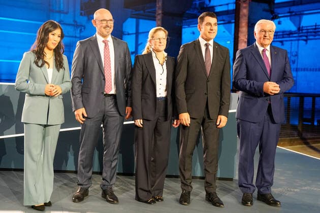 Presentation of the German Future Prize 2022 by Federal President Frank Walter Steinmeier at Kraftwerk Berlin In picture from left Mai Thi Nguyen Kim Moderator , Claus Promberger University Medical Center Hamburg Eppendorf, Hamburg , Prof Dr Cordula Petersen University Medical Center Hamburg Eppendorf, Hamburg , Stefan Vi Copyright: xFotostandx xReuhlx