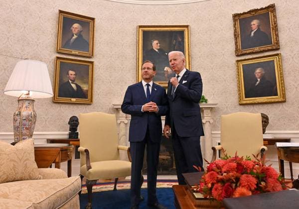 News Themen der Woche KW43 News Bilder des Tages October 26, 2022, Washington D.C, USA: President of the United States of America JOE BIDEN hosts the President of the State of Israel ISAAC HERZOG in the Oval Office at the White House. According to Israeli sources, among issues discussed were Iran and the permanent maritime boundary agreement between Israel and Lebanon to be signed 27th October, 2022. Washington D.C. USA - ZUMAi99_ 20221026_zip_i99_004 Copyright: xKobyxGideon IsraelxGpox