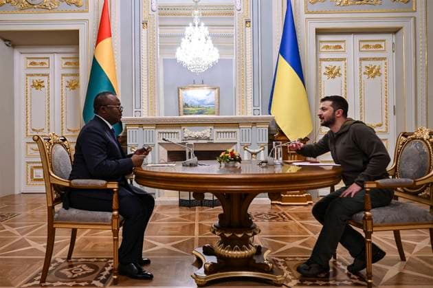 Ukraine-Krieg, Jahrestag der Invasion, Persönlichkeiten besuchen die Ukraine, Archivbilder News Themen der Woche KW43 News Bilder des Tages October 26, 2022, Kyiv, Ukraine: Guinea-Bissau President Umaro Sissoco Embalo, left, during a face-to-face bilateral meeting with Ukrainian President Volodymyr Zelenskyy, October 26, 2022 in Kyiv, Ukraine. Kyiv Ukraine - ZUMAp138 20221026_zaa_p138_006 Copyright: xUkrainexPresidency UkrainexPresix
