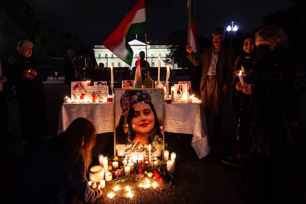 News Bilder des Tages Candlelight vigil for Mahsa Amini at the White House People attend a candlelight vigil marking 40 days since the death of Mahsa Amini in custody of Iran s morality police. The 22-year-old woman was detained for improperly wearing her hijab, and died in police custody on September 16. Her death has sparked widespread demonstrations across Iran despite increasingly harsh crackdowns. The protests represent the most serious threat to the Islamic regime in decades. Washington DC United States  Copyright: xAllisonxBaileyx originalFilename: bailey-candleli221026_npB7u.jpg
