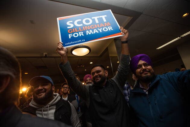October 26, 2022, Winnipeg, MB, Canada: A supporter holds up a campaign sign as Scott Gillingham gives a victory speech after being declared the next mayor of Winnipeg, on Wednesday, October 26, 2022. Winnipeg Canada  - ZUMAc35_ 20221026_zaf_c35_163 Copyright: xDanielxCrumpx