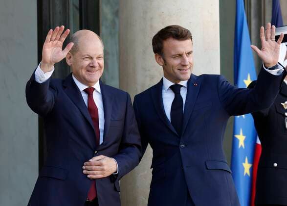 (221027) -- PARIS, Oct. 27, 2022 -- French President Emmanuel Macron (R) welcomes German Chancellor Olaf Scholz upon his arrival at the Elysee Palace in Paris, France, on Oct. 26, 2022. (Photo by Xinhua) FRANCE-PARIS-PRESIDENT-GERMAN CHANCELLOR-MEETING RitxHeize 