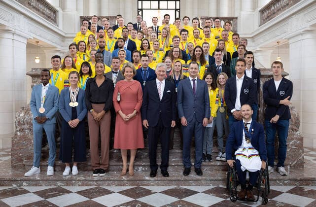 Bilder des Jahres 2022, Entertainment 10 Oktober Entertainment Themen der Woche KW43 Entertainment Bilder des Tages Belgian athlete Bashir Abdi, Belgian cyclist Lotte Kopecky, Belgian Nafissatou Nafi Thiam, Queen Mathilde of Belgium, King Philippe - Filip of Belgium, Prime Minister Alexander De Croo, Belgian Dylan Borlee, athlete Kevin Borlee and Belgian athlete Julien Watrin pictured during a royal reception for successful athletes in 2022, at the Royal Castle in Laken - Laeken, Brussels on Thursday 27 October 2022. The King and Queen invited winners of a medal on European or World Championships or the World Games in Birmingham.  BENOITxDOPPAGNE 47689381