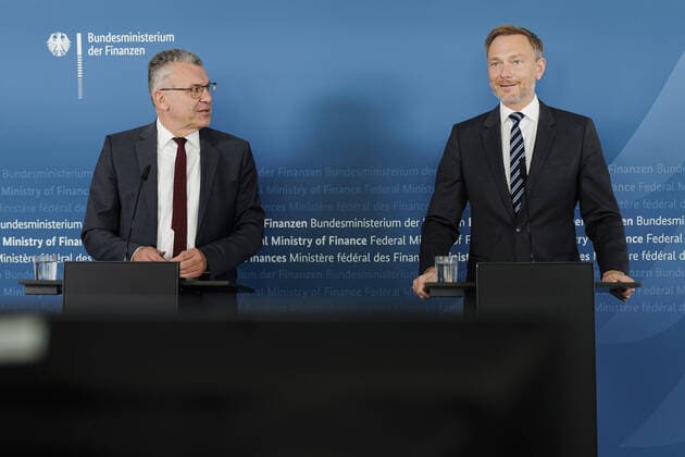 News Themen der Woche KW43 News Bilder des Tages v.l. Werner Gatzer, Staatssekretaer im Bundesministerium der Finanzen, und Christian Lindner (FDP), Bundesminister der Finanzen, bei der Pressekonferenz zur Steuerschaetzung, Bonn, 27.10.2022. Bonn Deutschland *** v l Werner Gatzer, State Secretary at the Federal Ministry of Finance, and Christian Lindner FDP , Federal Minister of Finance, at the press conference on tax estimation, Bonn, 27 10 2022 Bonn Germany Copyright: xUtexGrabowsky photothek.dex