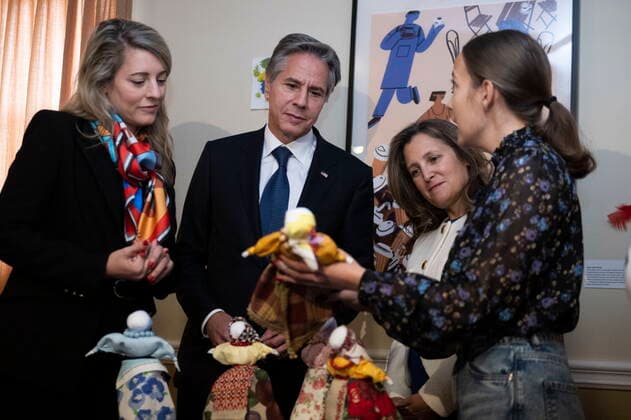 October 27, 2022, Ottawa, ON, CAN: Yaryna Mamchur, right, who came to Canada from Ukraine during the war, shows Minister of Foreign Affairs Mo lanie Joly, left, U.S. Secretary of State Antony Blinken, and Deputy Prime Minister and Minister of Finance Chrystia Freeland dolls created by Ukrainian refugees as part of an art therapy program at Cafe Ukraine in Ottawa, during Blinken s official visit to Canada, on Thursday, Oct. 27, 2022. Ottawa CAN  - ZUMAc35_ 20221027_zaf_c35_016 Copyright: xJustinxTangx