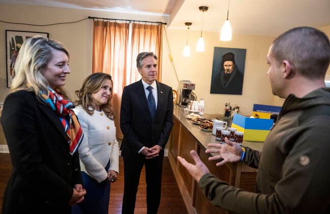 October 27, 2022, Ottawa, ON, CAN: Minister of Foreign Affairs Mo lanie Joly, left to right, Deputy Prime Minister and Minister of Finance Chrystia Freeland and U.S. Secretary of State Antony Blinken speak with Anton Sestritsyn, one of the co-founders of Cafe Ukraine in Ottawa, during Blinken s official visit to Canada, on Thursday, Oct. 27, 2022. Ottawa CAN  - ZUMAc35_ 20221027_zaf_c35_018 Copyright: xJustinxTangx