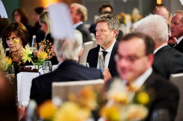 Robert Habeck and Nicola Leibinger Kammüller, CEO of TRUMPF SE at the German Elite Medium-Sized Business Award 2022 EUR, Germany, Berlin,27 10 2022 The Minister President of Baden Würtenberg, Winfried Kretschmann receives the German Elite Medium-Sized Business Award 2022 of the Wir Eigentüm