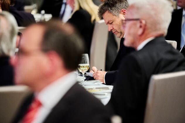 Robert Habeck shortly before his laudation for the German Elite SME Award 2022 EUR, Germany, Berlin,27 10 2022 The Minister President of Baden Würtenberg, Winfried Kretschmann receives the German Elite SME Award 2022 of the foundation Wir Eigentümerunternehmer In the presence of the Federal Minister of Economics Robert Habeck and Nic
