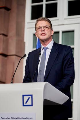 Opening speech by Christian Sewing at the German Elite SME Award 2022 EUR, Germany, Berlin,27 10 2022 Christian Sewing, Chairman of the Executive Board Deutsche Bank The Prime Minister of Baden Würtenberg, Winfried Kretschmann receives the German Elite SME Award 2022 of the Wir