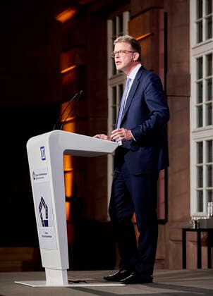 Opening speech by Christian Sewing at the German Elite SME Award 2022 EUR, Germany, Berlin,27 10 2022 Christian Sewing, Chairman of the Executive Board Deutsche Bank The Prime Minister of Baden Würtenberg, Winfried Kretschmann receives the German Elite SME Award 2022 of the Wir