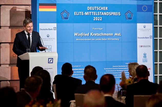Robert Habecks Laudatio zum Deutschen Elite Mittelstandspreis 2022 EUR, Germany, Berlin,27 10 2022 The Minister President of Baden Würtenberg, Winfried Kretschmann receives the German Elite SME Award 2022 of the foundation Wir Eigentümerunternehmer In the presence of the Federal Minister of Economics Robert Habeck and Nicola Leibinger Kammüller, CE