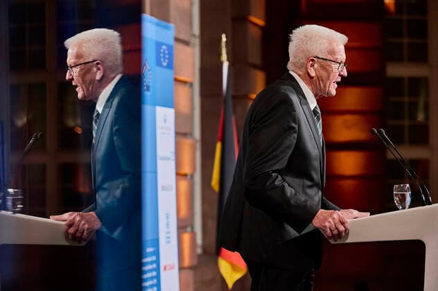Winfried Kretschmann receives the German Elite SME Award 2022 EUR, Germany, Berlin,27 10 2022 The Minister President of Baden Würtenberg, Winfried Kretschmann receives the German Elite SME Award 2022 of the Wir Eigentümerunternehmer Foundation In the presence of the Federal Minister of Economics Robert Habeck and Nicola Leibinger Kammüller, CE